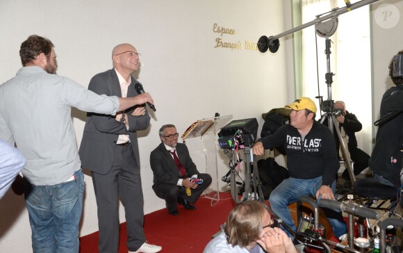 Samuel Le Bihan, dans la peau du célèbre cycliste Laurent Fignon, reçoit les clés de la ville de Chambly lors du tournage du téléfilm "La Dernière Echappée", réalisé par Fabien Onteniente pour France 2 le 4 avril 2014