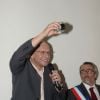 Samuel Le Bihan, dans la peau du célèbre cycliste Laurent Fignon, reçoit les clés de la ville de Chambly lors du tournage du téléfilm "La Dernière Echappée", réalisé par Fabien Onteniente pour France 2 le 4 avril 2014