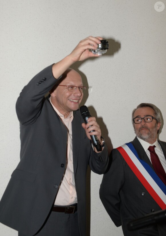 Samuel Le Bihan, dans la peau du célèbre cycliste Laurent Fignon, reçoit les clés de la ville de Chambly lors du tournage du téléfilm "La Dernière Echappée", réalisé par Fabien Onteniente pour France 2 le 4 avril 2014