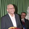 Samuel Le Bihan, dans la peau du célèbre cycliste Laurent Fignon, reçoit les clés de la ville de Chambly lors du tournage du téléfilm "La Dernière Echappée", réalisé par Fabien Onteniente pour France 2 le 4 avril 2014