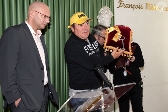 Samuel Le Bihan, dans la peau du célèbre cycliste Laurent Fignon, reçoit les clés de la ville de Chambly lors du tournage du téléfilm "La Dernière Echappée", réalisé par Fabien Onteniente pour France 2 le 4 avril 2014