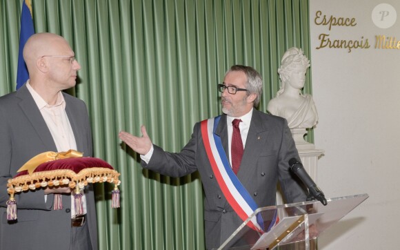 Samuel Le Bihan, dans la peau du célèbre cycliste Laurent Fignon, reçoit les clés de la ville de Chambly lors du tournage du téléfilm "La Dernière Echappée", réalisé par Fabien Onteniente pour France 2 le 4 avril 2014