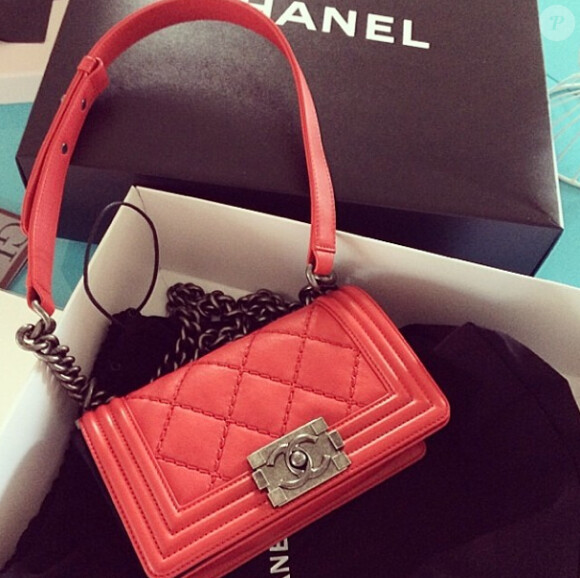 Nabilla, une fashion addict : un nouveau sac Chanel, le boy 
