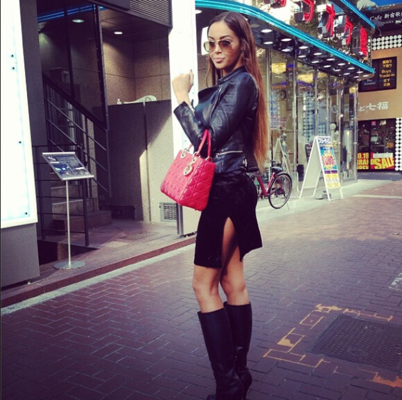 Nabilla affiche un nouveau look bien plus élégant avec son sac Dior à Tokyo