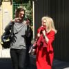 Amanda Lear et son compagnon Marco Piraccini se promènent dans les rues de Rome. Le 24 avril 2014.