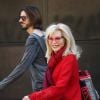 Amanda Lear et son jeune compagnon Marco Piraccini se promènent dans les rues de Rome. Le 24 avril 2014.