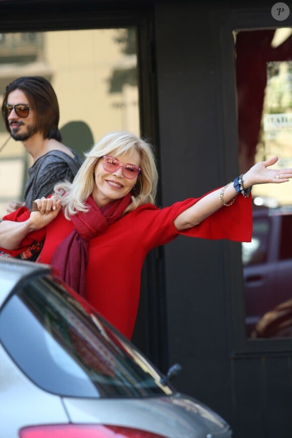 Amanda Lear et son chéri Marco Piraccini se promènent dans les rues de Rome. Le 24 avril 2014.