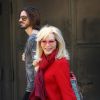 Amanda Lear et son compagnon Marco Piraccini se promènent dans les rues de Rome. Le 24 avril 2014.