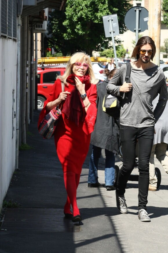 Amanda Lear et son nouveau compagnon Marco Piraccini se promènent dans les rues de Rome. Le 24 avril 2014.