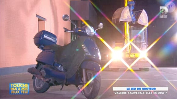 Le scooter d'Enora, dans Touche pas à mes jeux télé, sur D8, le vendredi 25 avril 2014.