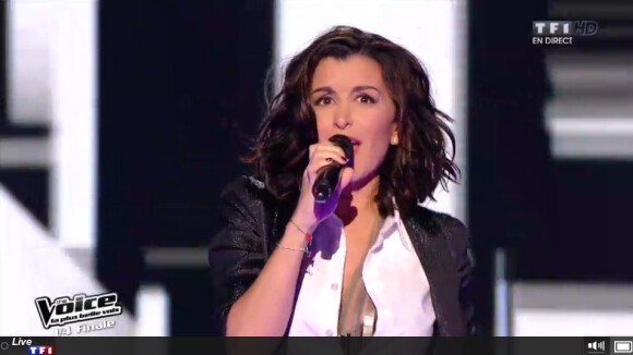 Jenifer, enceinte, sur le plateau de The Voice, le samedi 26 avril 2014 sur TF1.
