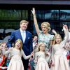 La reine Maxima et le roi Willem-Alexander des Pays-Bas célébraient le Koningsdag (Jour du roi) à De Rijp, le 26 avril 2014 à l'occasion des 47 ans du souverain, entouré de leurs filles, les princesses Catharina-Amalia, Alexia et Ariane