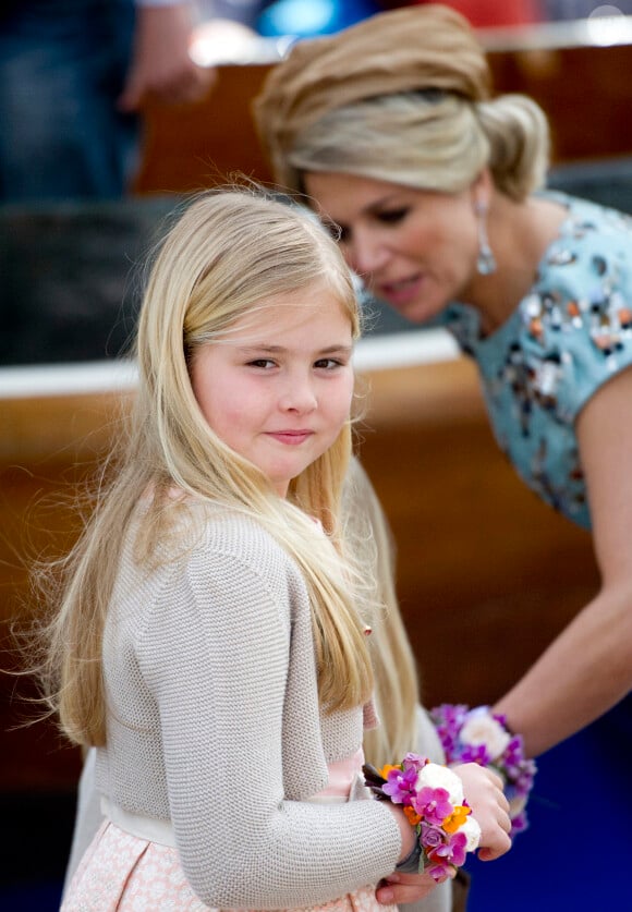 La princesse Catharina-Amalia au côté de sa mère et de son père, la reine Maxima et le roi Willem-Alexander des Pays-Bas lors du Koningsdag (Jour du roi) à De Rijp, le 26 avril 2014 à l'occasion des 47 ans du souverain