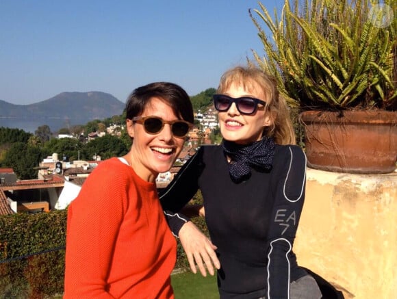 Alessandra Sublet sur le tournage du troisième numéro de "Fais-moi une place" avec Arielle Dombasle. Février 2014.