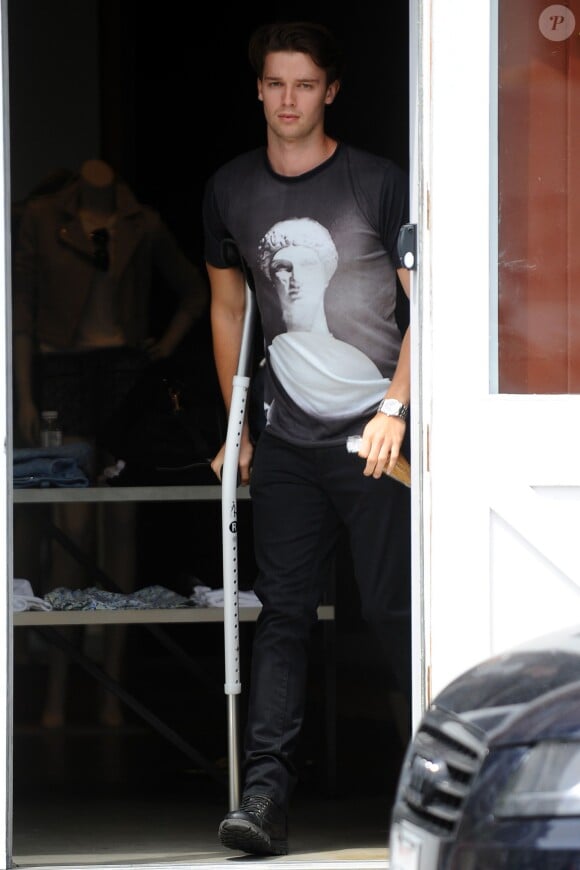 Patrick Schwarzenegger (fils d'Arnold Schwarzenegger), en béquilles dans les rues de Los Angeles, le 25 avril 2014.