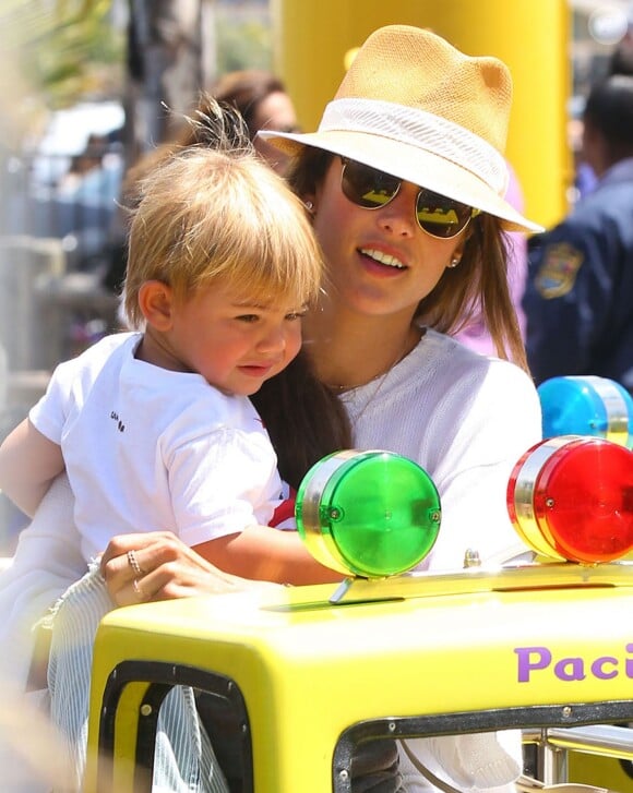 Alessandra Ambrosio et son adorable fils Noah s'amusent au parc d'attractions "Santa Monica Pier" à Santa Monica, le 27 avril 2014.