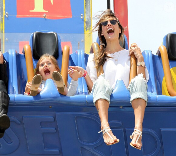 Belle journée de sensations fortes pour Alessandra Ambrosio, son fiancé Jamie Mazur et leurs enfants Anja et Noah au parc d'attractions "Santa Monica Pier" à Santa Monica, le 27 avril 2014.