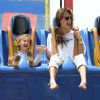 Alessandra Ambrosio, son fiancé Jamie Mazur et leurs enfants Anja et Noah s'amusent au parc d'attractions "Santa Monica Pier" à Santa Monica, le 27 avril 2014.