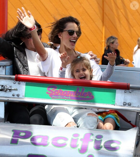 Le top brésilien Alessandra Ambrosio, son fiancé Jamie Mazur et leurs enfants Anja et Noah s'amusent au parc d'attractions "Santa Monica Pier" à Santa Monica, le 27 avril 2014.