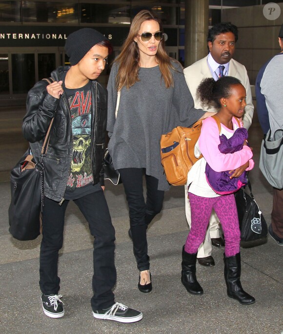 Angelina Jolie arrive à l'aéroport de Los Angeles avec ses enfants Maddox et Zahara, le 29 mars 2014.
