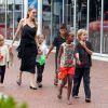 Angelina Jolie avec Shiloh, Maddox, Pax, Zahara, Vivienne et Knox à l'aquarium de Sydney en Australie le 6 septembre 2013.