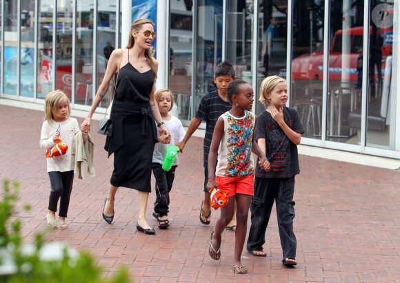Angelina Jolie avec Shiloh, Maddox, Pax, Zahara, Vivienne et Knox à l'aquarium de Sydney en Australie le 6 septembre 2013.