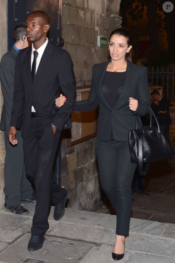 Eric Abidal et sa femme Hayet Kebir lors des obsèques de Tito Vilanova l'ex-entraîneur du Barça, en la cathédrale de Barcelone le 28 avril 2014