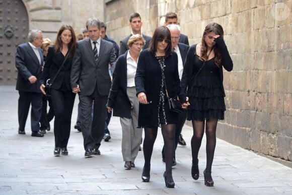 Montse Chaure et sa fille Carlota Vilanova lors des obsèques de son époux Tito Vilanova l'ex-entraîneur du Barça, en la cathédrale de Barcelone le 28 avril 2014