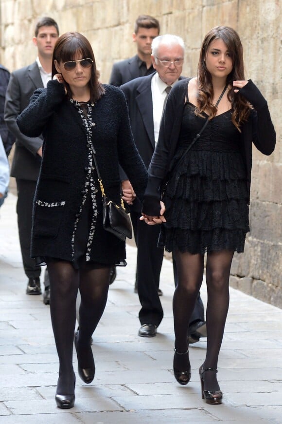 Montse Chaure et sa fille Carlota Vilanova lors des obsèques de son mari Tito Vilanova l'ex-entraîneur du Barça, en la cathédrale de Barcelone le 28 avril 2014