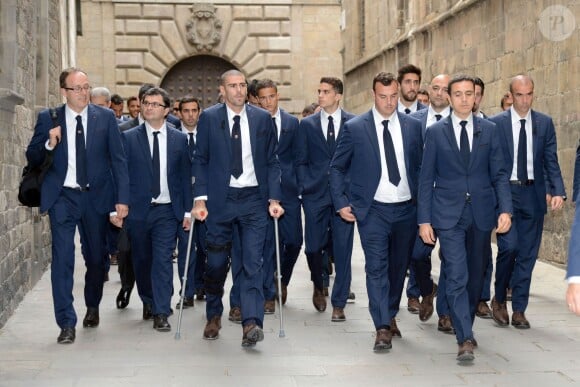Víctor Valdés entouré des joueurs du FC Barcelone lors des obsèques de Tito Vilanova l'ex-entraîneur du Barça, en la cathédrale de Barcelone le 28 avril 2014