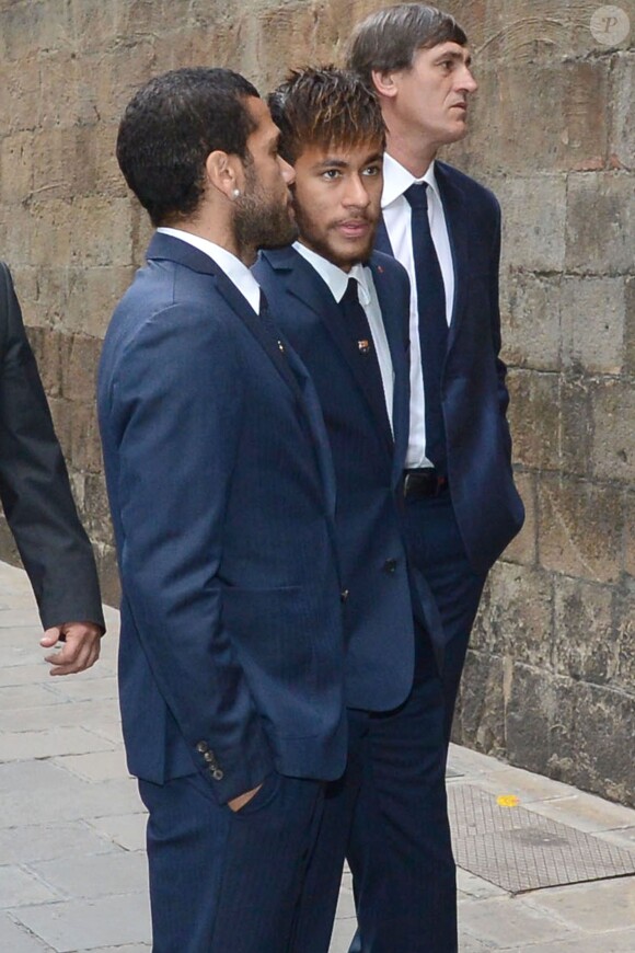 Daniel Alvès et Neymar lors des obsèques de Tito Vilanova l'ex-entraîneur du Barça, en la cathédrale de Barcelone le 28 avril 2014