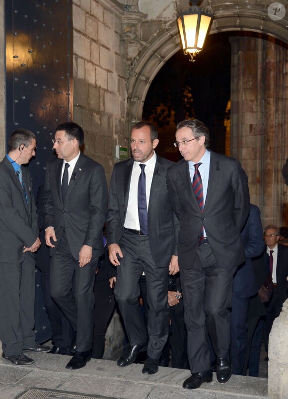 Sandro Rosell et Josep Maria Bartomeu, l'ex et l'actuel président du FCF Barcelone, lors des obsèques de Tito Vilanova l'ex-entraîneur du Barça, en la cathédrale de Barcelone le 28 avril 2014