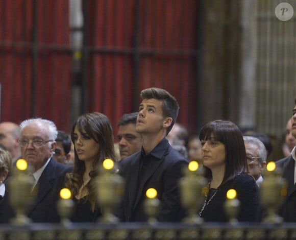 Montse Chaure (veuve de Tito Vilanova) et ses enfants Carlota et Adrià lors des obsèques de Tito Vilanova l'ex-entraîneur du Barça, en la cathédrale de Barcelone le 28 avril 2014