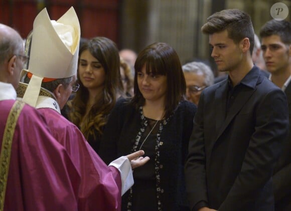 Montse Chaure (veuve de Tito Vilanova) et ses enfants Carlota et Adrià lors des obsèques de Tito Vilanova l'ex-entraîneur du Barça, en la cathédrale de Barcelone le 28 avril 2014