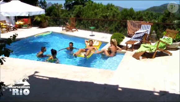 Les Marseillais à la piscine dans Les Marseillais de Rio, le mardi 29 avril 2014, sur W9