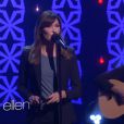 Carla Bruni chante "Little French Songs" dans le talk show d'Ellen DeGeneres à la télévision américaine le 28 avril 2014.