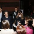 Nicolas Sarkozy et Carla Bruni signent des autographes après le concert de Carla au Luckman Fine Arts Complex à Los Angeles le 26 avril 2014.