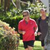Nicolas Sarkozy fait du jogging dans les rues de Beverly Hills sous un soleil de plomb le 28 avril 2014.
