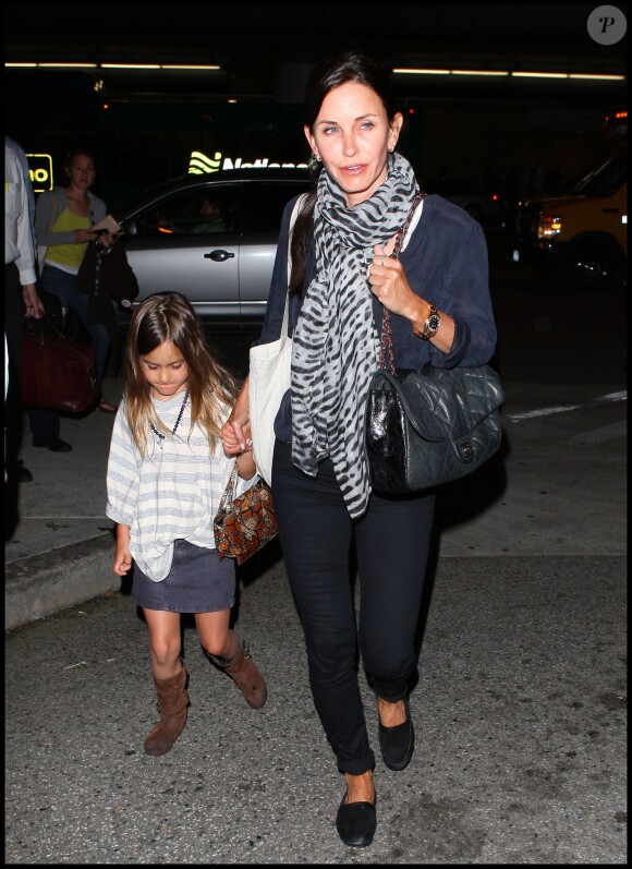 Courteney Cox et sa fille Coco arrivent à l'aéroport de Los Angeles, le 7 avril 2011. 