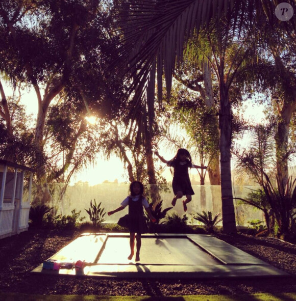 Jade et Joy Hallyday après l'école profitent du trampoline du jardin à Los Angeles, le 29 avril 2014.