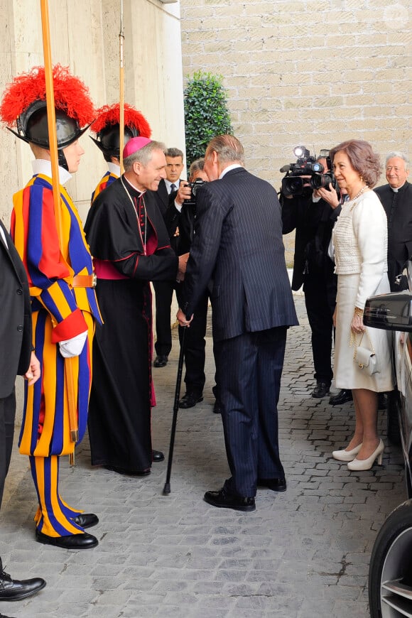 Georg Gänswein accueillant le roi Juan Carlos Ier et la reine Sofia d'Espagne au Vatican le 28 avril 2014 avant leur audience avec le pape François