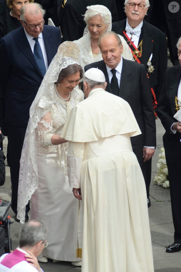 La reine Sofia d'Espagne en tenue cérémonielle face au pape François, sous les yeux du roi Juan Carlos Ier et du roi Albert II de Belgique et son épouse la reine Paola, le 27 avril 2014 sur la place Saint-Pierre lors de la messe de canonisation des papes Jean XXIII et Jean Paul II, à Rome