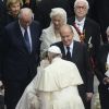 La reine Sofia d'Espagne en tenue cérémonielle face au pape François, sous les yeux du roi Juan Carlos Ier et du roi Albert II de Belgique et son épouse la reine Paola, le 27 avril 2014 sur la place Saint-Pierre lors de la messe de canonisation des papes Jean XXIII et Jean Paul II, à Rome