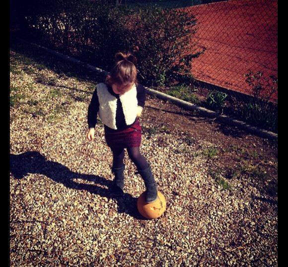 Alexandra Rosenfeld a dévoilé une photo de fille Ava en train de jouer avec un ballon. Mars 2014.