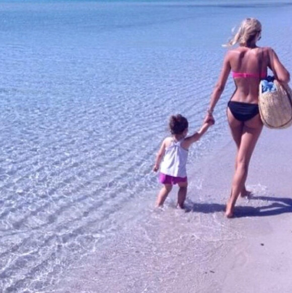 Alexandra Rosenfeld et sa petite Ava à la plage