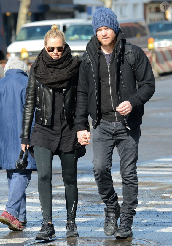 Exclusif - Sam Worthington et sa petite-amie Lara Bingle lors d'une balade romantique à New York, le 20 février 2014.