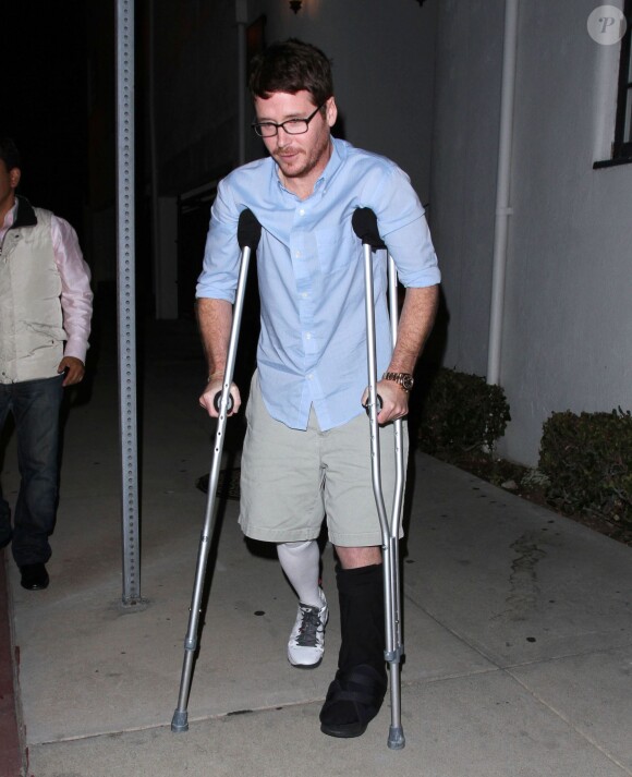 Kevin Connolly, en béquilles, quitte une soirée à Beverly Hills. Le 23 avril 2014.