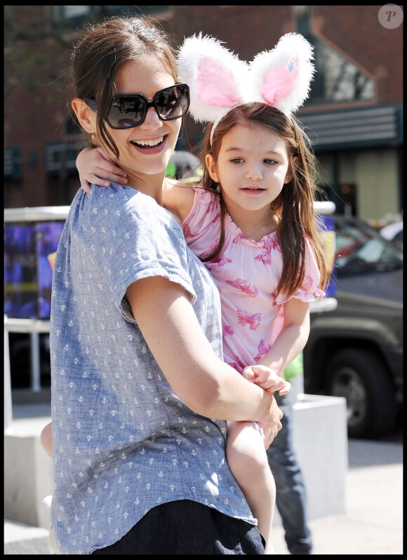 Katie Holmes et sa fille Suri à New York, le 10 avril 2010.