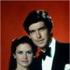 Stephanie Zimbalist et Pierce Brosnan dans "Les enquêtes de Remington Steele" (1982-1987).