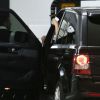 Mila Kunis, enceinte, arrive en voiture au centre médical à Beverly Hills Los Angeles, le 2 mai 2014